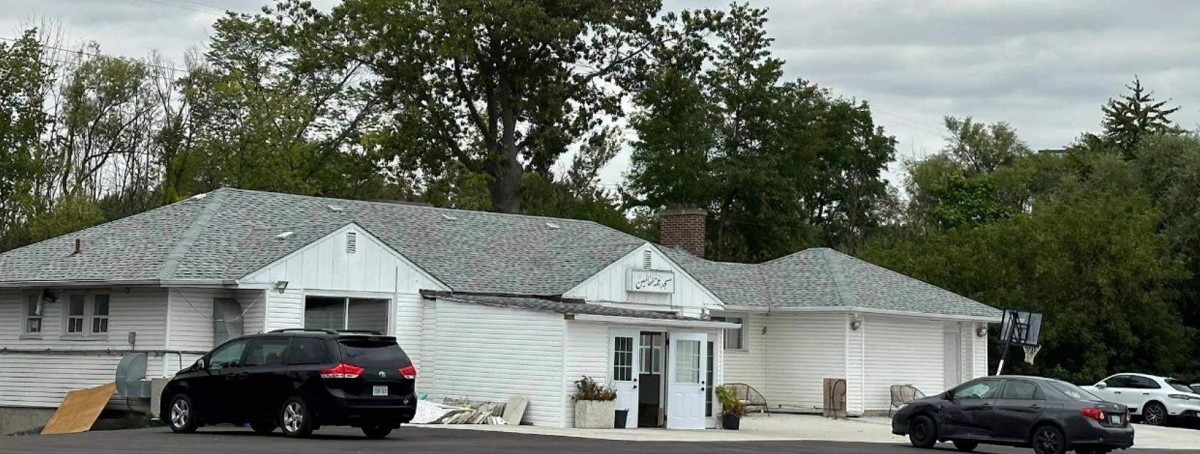Exterior view of Masjid Rahmatul-lil-Alameen Mississauga building
